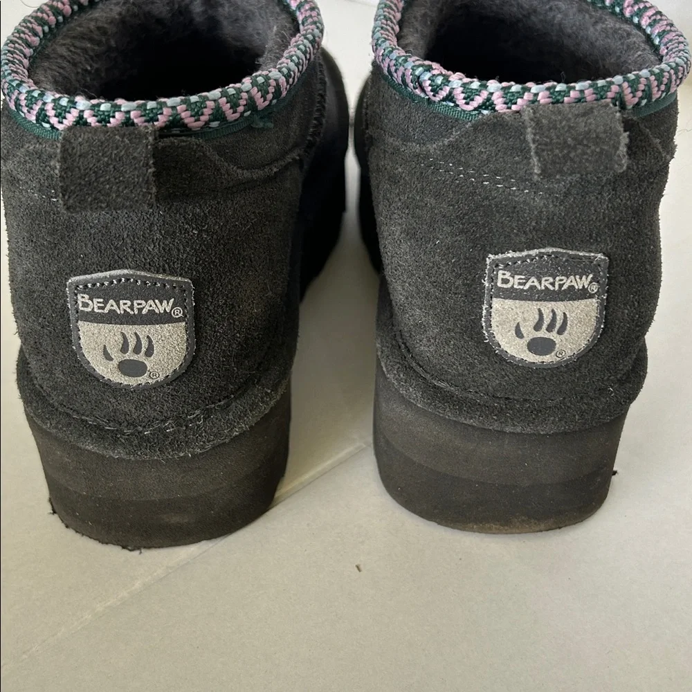 BEAR PAW WOMENS BLACK RETRO SUPER SHORTY DECO PLATFORM COW SUEDE BOOTS SZ 8